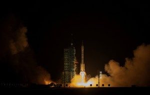 A China lança a missão Shenzhou-23, enviando astronautas para sua estação espacial em direção à Lua.
