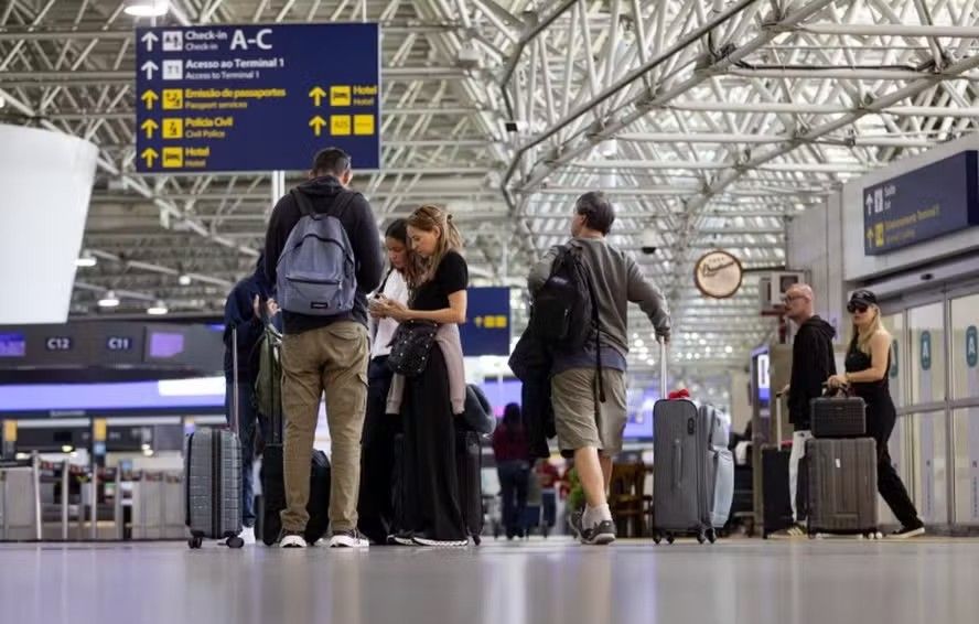 Serviços recuam 1,2% em março, com menos caminhões nas estradas e menos passageiros de avião