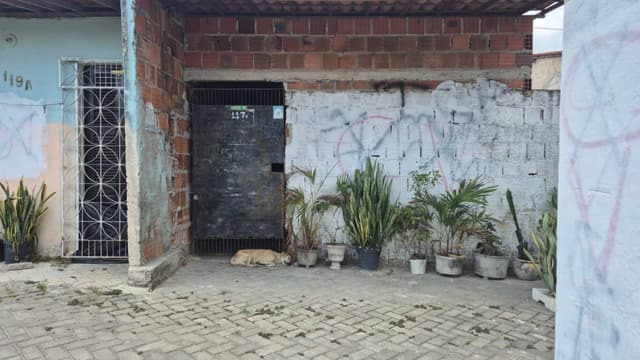 Facção picha símbolos rivais na comunidade Jacarezal, Pacatuba (CE). Legenda da imagem. Reprodução: Globo