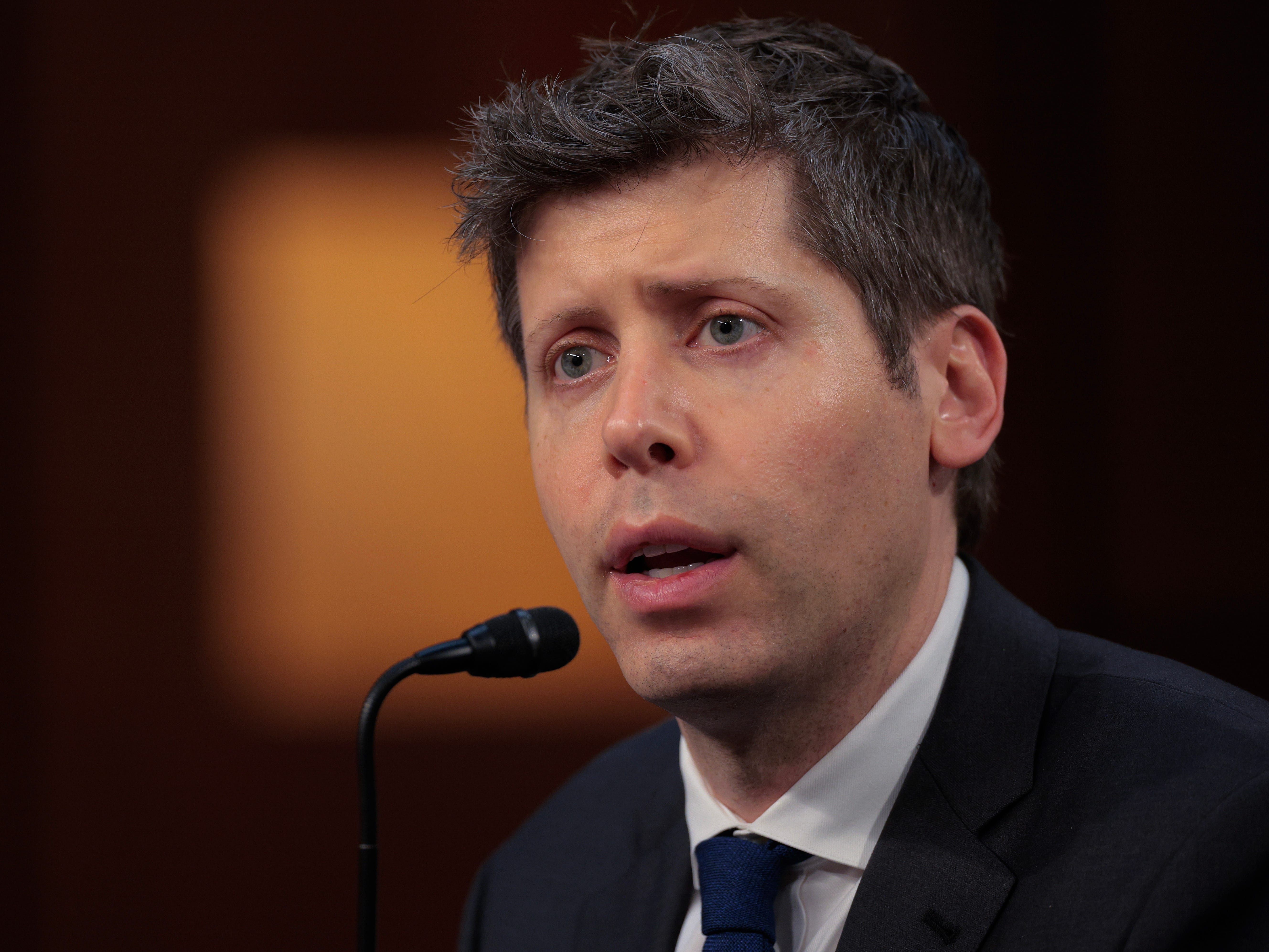Sam Altman critica anúncio da Anthropic no Super Bowl como enganoso sobre o ChatGPT, mas acha engraçado.. Reprodução: Businessinsider