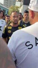 Torcedores organizados do Santos cobram posicionamento de Neymar no CT Rei Pelé. Reprodução: Globo