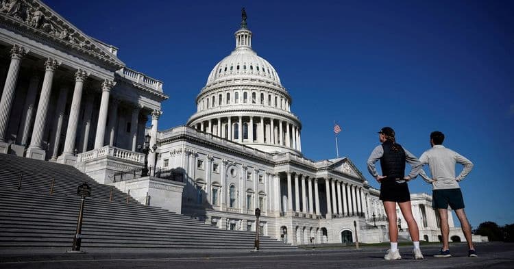 Deputados da Câmara dos EUA tentam aprovar extensão dos cortes de impostos de Trump. Reprodução: Reuters