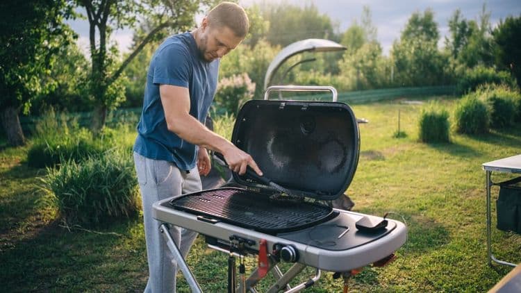 Preparações para uma barbacoa em casa com amigos e família no jardim.; Reprodução: El País