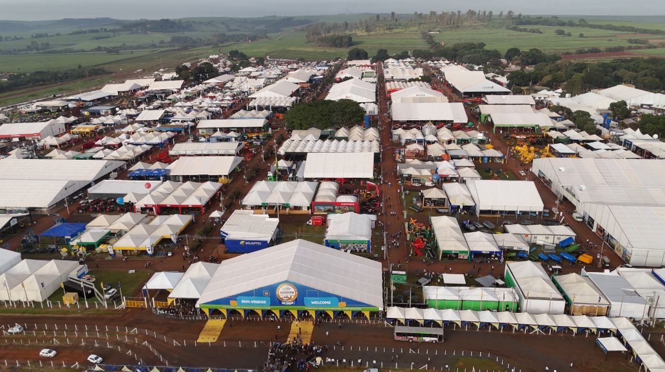 Pessoas do Brasil e do mundo exploram a 'cidade de máquinas agrícolas' da Agrishow no interior de São Paulo.. Reprodução: G1