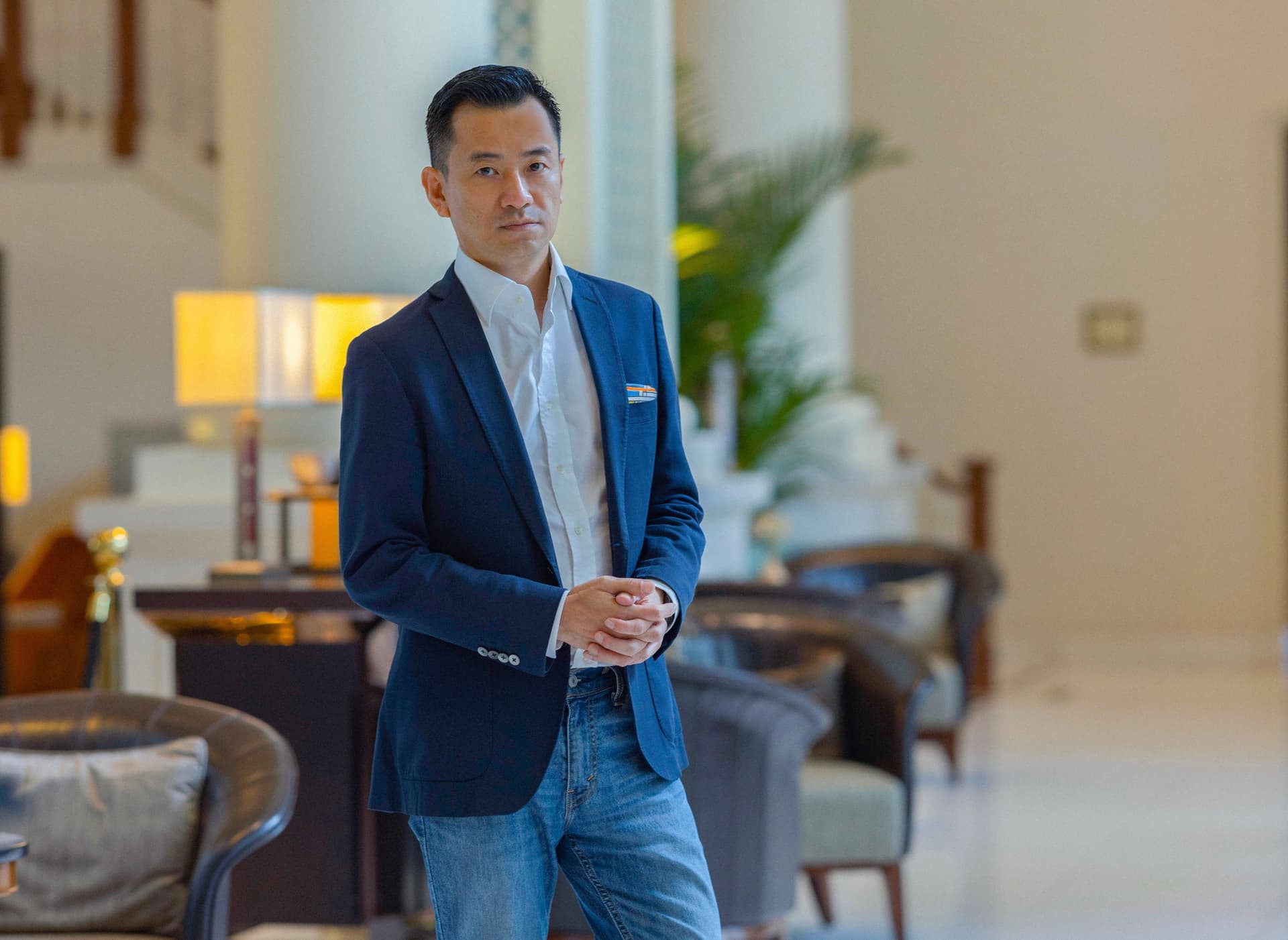 Eric Sim, blazer azul, explica o método CATS para empregos. Reprodução: Retorno do item 11