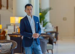 Eric Sim, blazer azul, explica o método CATS para empregos. Reprodução: Retorno do item 11