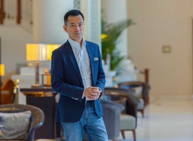 Eric Sim, blazer azul, explica o método CATS para empregos. Reprodução: Retorno do item 11