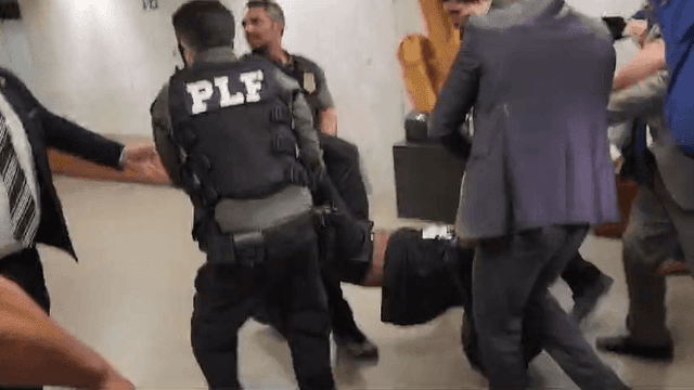 Homem é removido da Câmara após protesto contra escala de trabalho