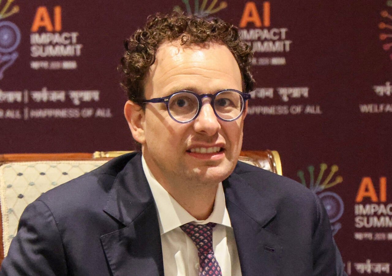 [Dario Amodei, visivelmente tenso, em meio a debate sobre Claude Mythos sem autorização]. Reprodução: Gizmodo