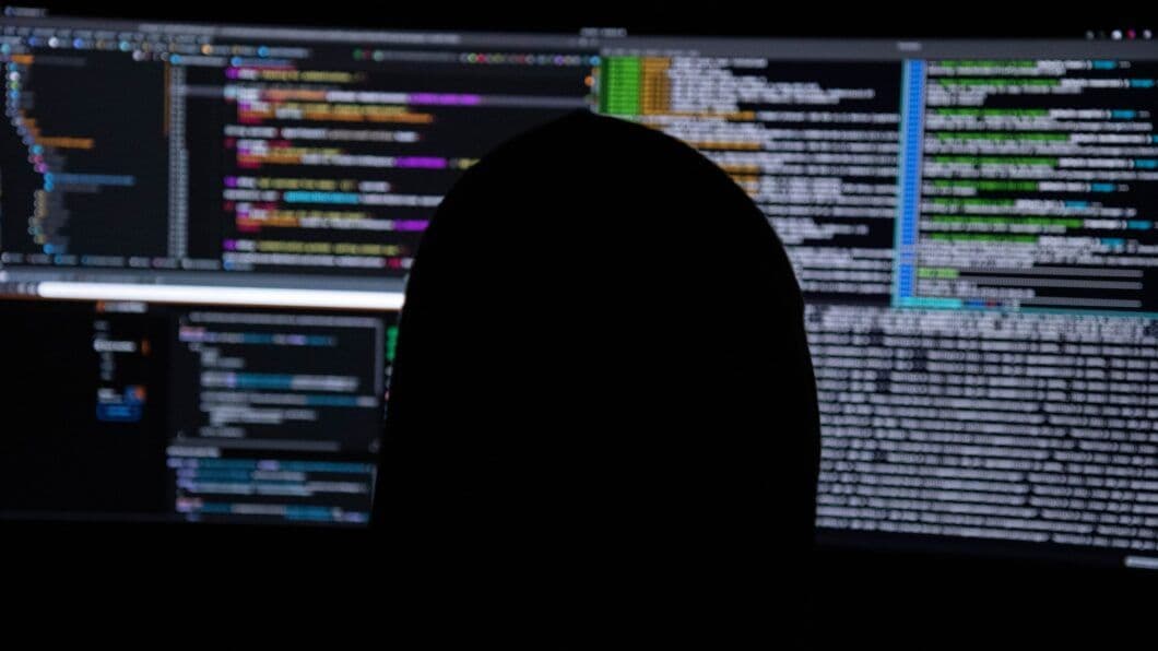 Programador é condenado por sabotagem após inserir código malicioso em rede de empresa. Reprodução: Tecnoblog