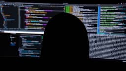 Programador é condenado por sabotagem após inserir código malicioso em rede de empresa. Reprodução: Tecnoblog