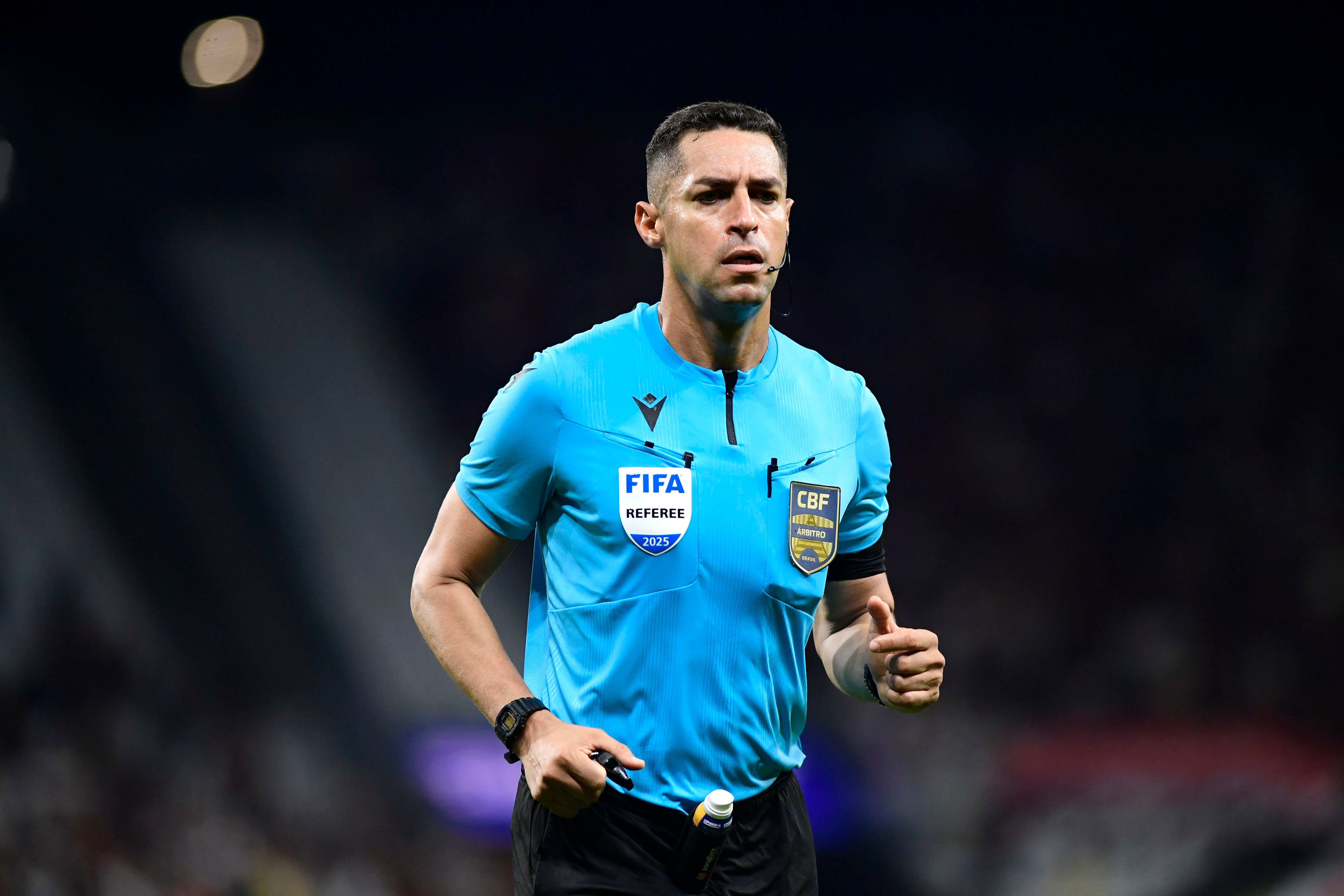 Árbitro do clássico Corinthians x Flamengo diz ter precisado de ajuda da polícia.. Reprodução: Ge