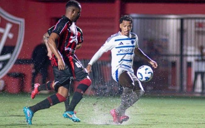 Jogadores de Vitória e Cruzeiro disputam bola em gramado encharcado no Barradão. Reprodução: Celo Gil
