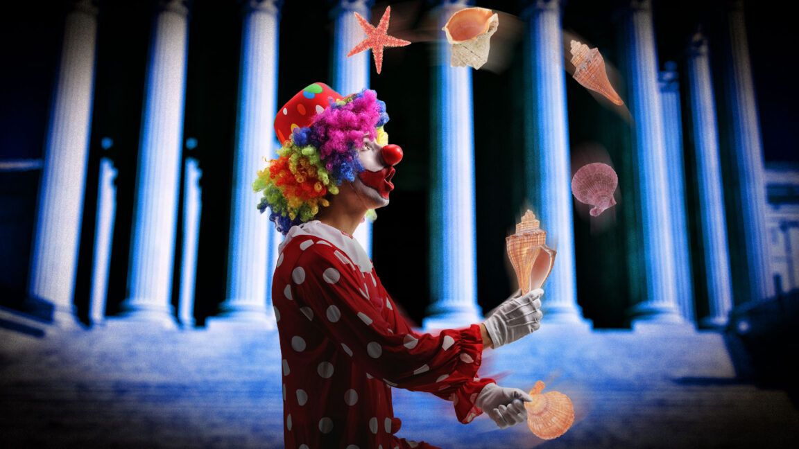 Um palhaço equilibra conchas enquanto questionamentos sobre liberdade de expressão e política emergem.