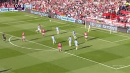 Jogador do Manchester City é agredido durante substituição em Old Trafford. Reprodução: Globo