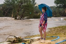 Resgatadores buscam pessoas desaparecidas em meio à devastação causada pelas enchentes no Texas. Reprodução: Eric Vryn/Getty Images