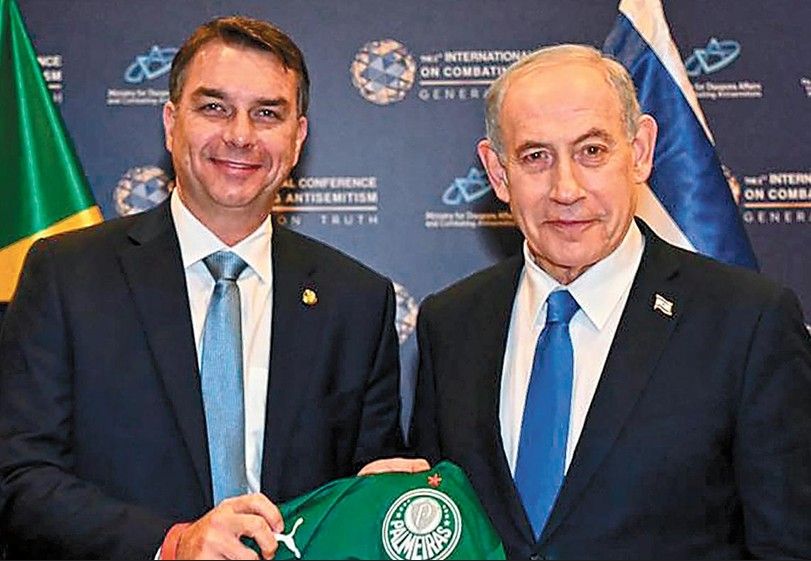 [Flávio usa 'manual' de campanha de Bolsonaro e recicla promessas do pai.]. Reprodução: Oglobo