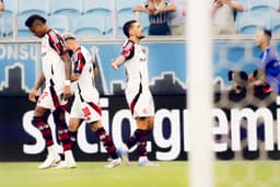 Arrascaeta brilha na vitória do Flamengo contra o Grêmio na Arena. Reprodução: Globo