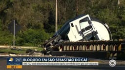 Caminhão-tanque tomba e causa bloqueio na RS-122