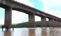 Moradores de Itapebi furam bloqueio e tentam atravessar a ponte do Rio Jequitinhonha. Reprodução: TV Bahia