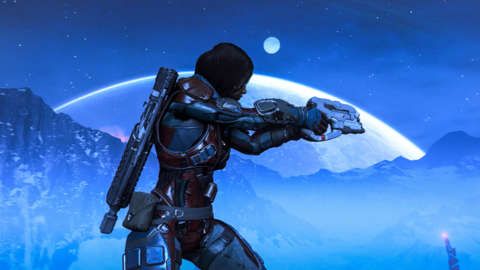 Personagem de Mass Effect: Andromeda mira arma em cenário alienígena sob lua cheia.