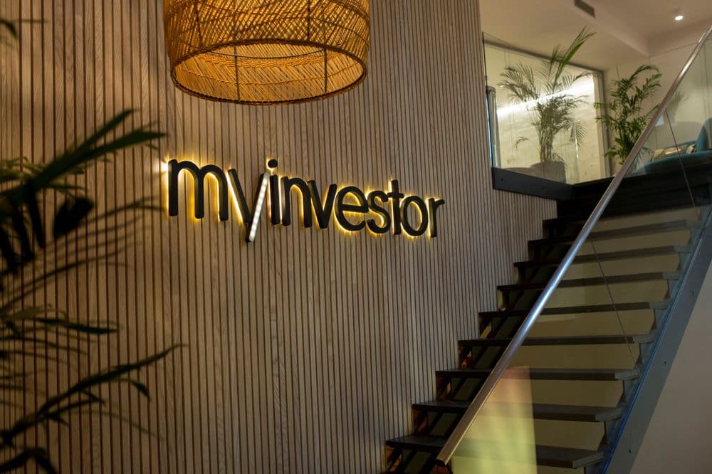 Oficina do MyInvestor destaca a queda nas taxas de juros e a baixa rentabilidade dos depósitos. Reprodução: El País