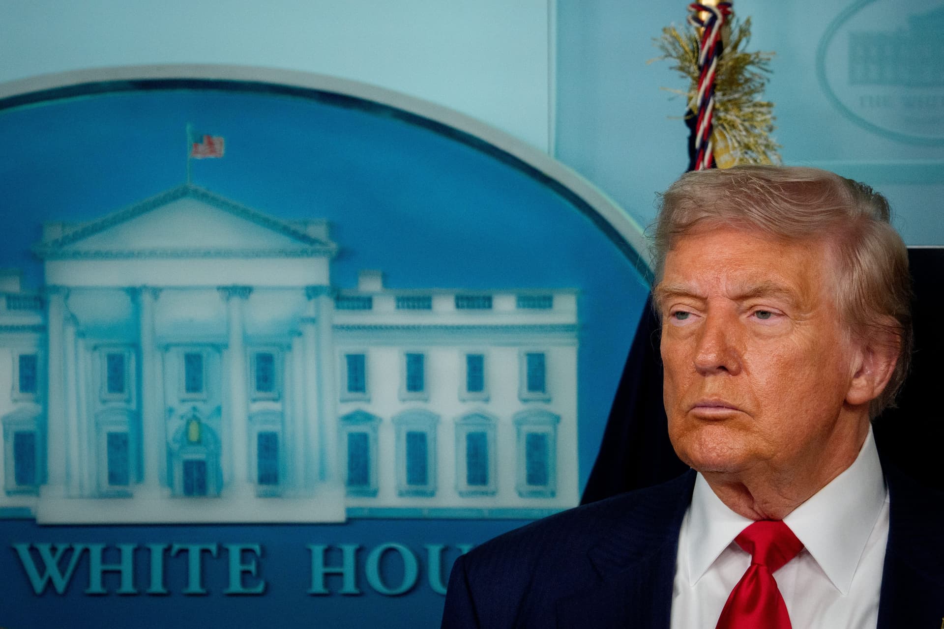 Donald Trump afirma que os Ellison se comprometeram a financiar anúncios em troca da compra da Paramount. Reprodução: Andrew Harnik/Getty Images