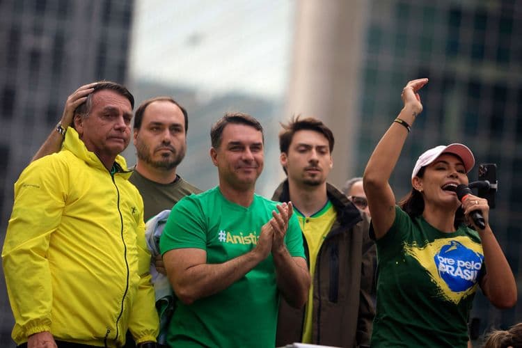 Michelle Bolsonaro se destaca na disputa pela Presidência em 2026 ao lado do ex-presidente Jair Bolsonaro. Reprodução: Globo