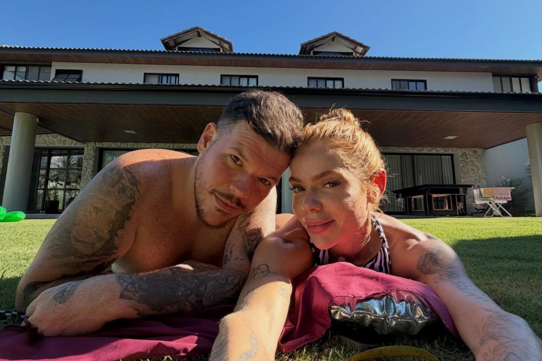 Ferrugem e Thaís Vasconcellos curtem dia na piscina com as filhas. Reprodução: Gshow