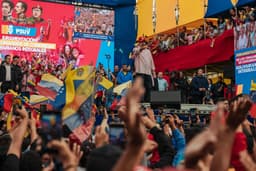 Maduro cercado por guarda-costas cubanos durante proteção contra possível ataque. Reprodução: Oglobo