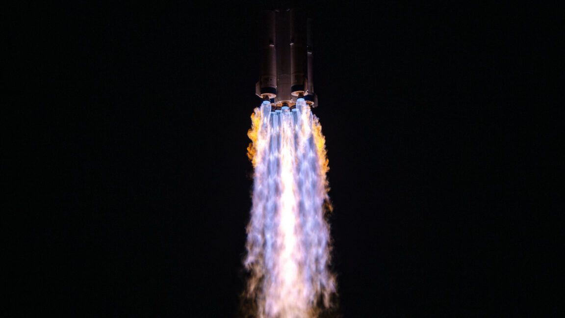 Blue Origin enfrenta revés com explosão do New Glenn em Cape Canaveral