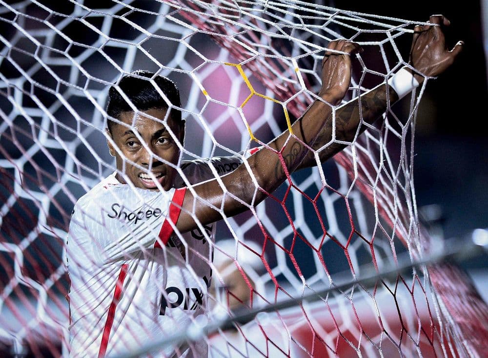 Jogadores do Flamengo em ação, mas falhando nas finalizações durante a partida. Reprodução: Globo