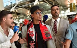 Richard Ríos chega a Portugal e é recepcionado por torcedores e imprensa. Reprodução: iG