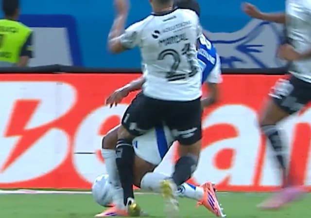 Imagem mostra a análise do VAR sobre pênalti no Cruzeiro x Botafogo. Reprodução: Ge