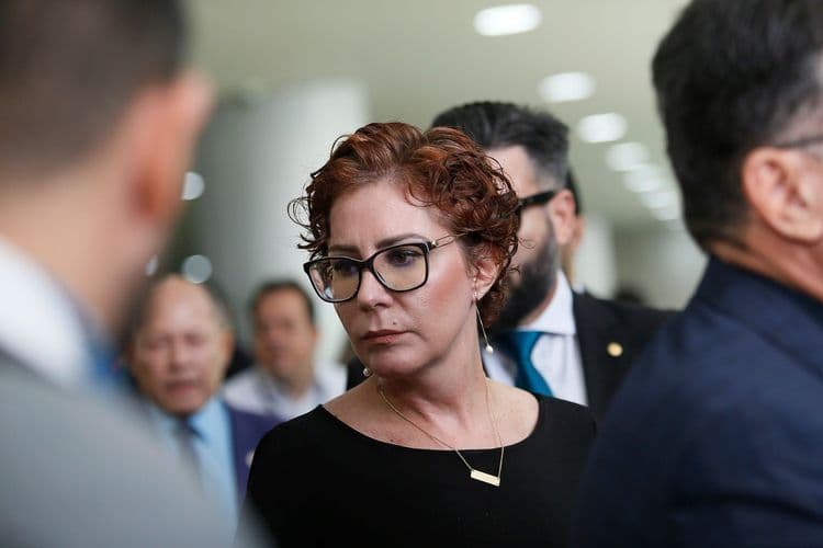 Carla Zambelli planeja se apresentar às autoridades italianas após condenação e busca evitar extradição. Reprodução: Globo