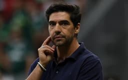Jornalista comenta sobre a personalidade polêmica de Abel Ferreira em coletiva. Reprodução: TNT Sports