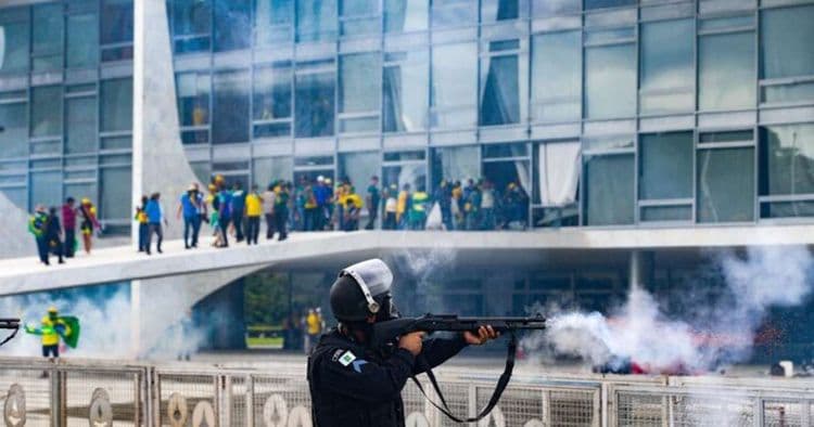 Anistia Política em Brasília: PT Contra o PL