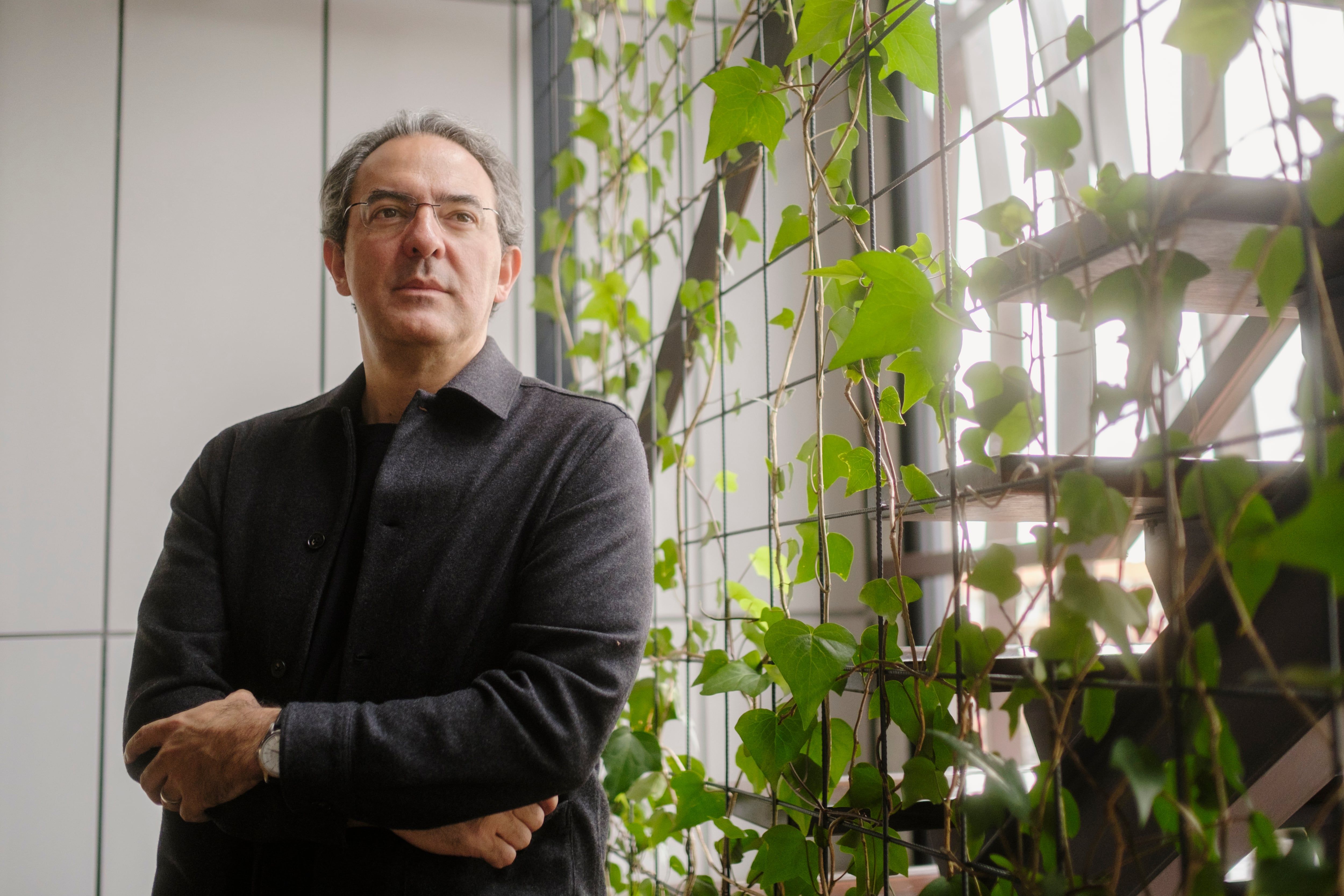 Juan Gabriel Vásquez fala sobre a importância atual das colunas de opinião. Reprodução: Elpais