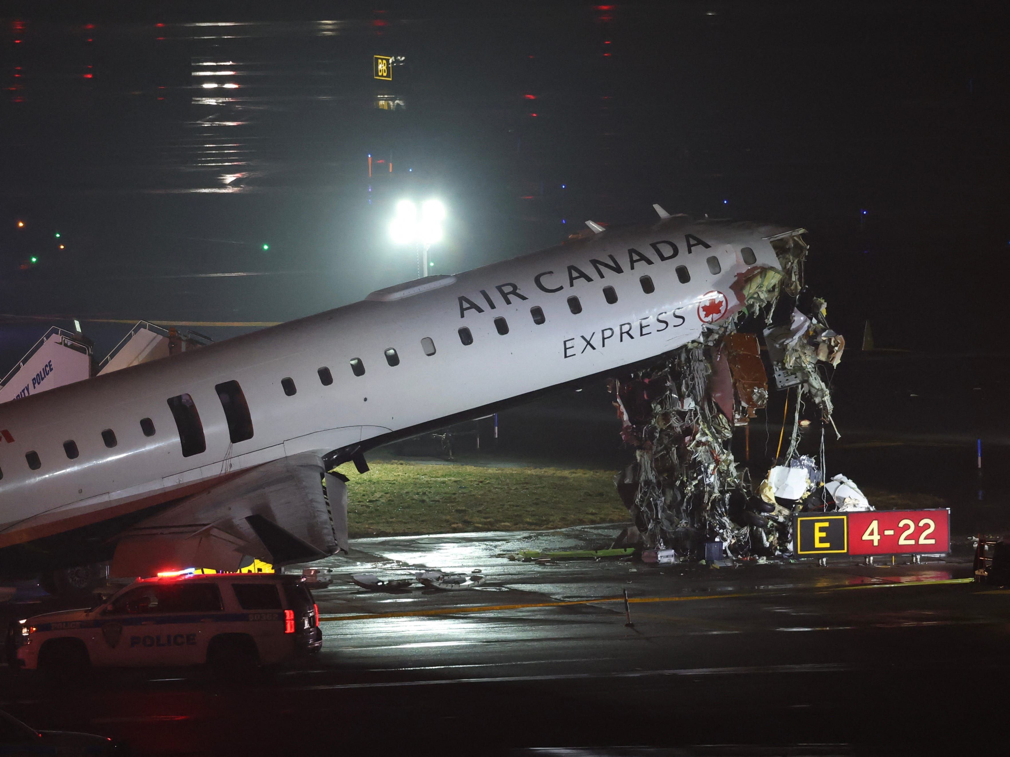 [Frente de avião da Air Canada danificada em LaGuardia após colisão com veículo durante taxiamento]. Reprodução: Businessinsider