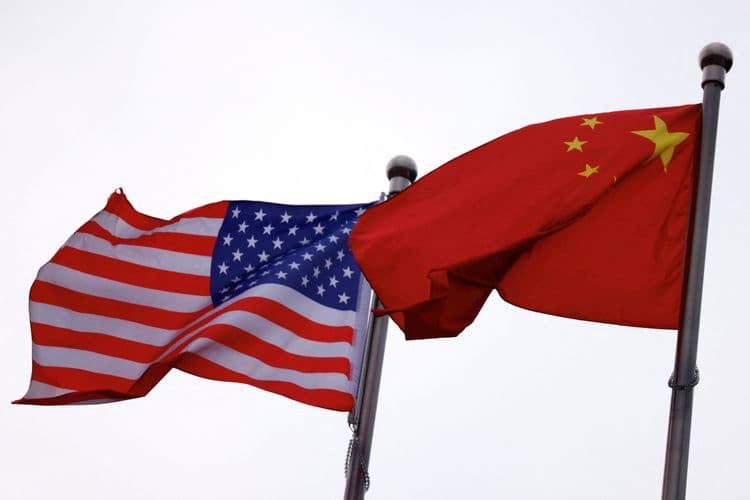 Trump aumenta tarifa sobre produtos chineses para 125%, impactando relações comerciais. Reprodução: Globo