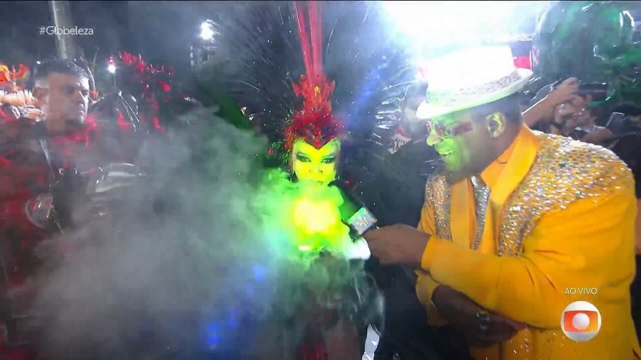 Lexa faz magia no desfile em São Paulo com efeito especial. Reprodução: Gshow