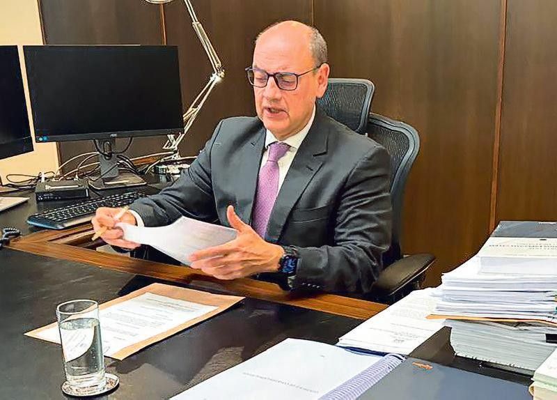 Governador em exercício do RJ analisa documentos em seu gabinete durante exonerações.