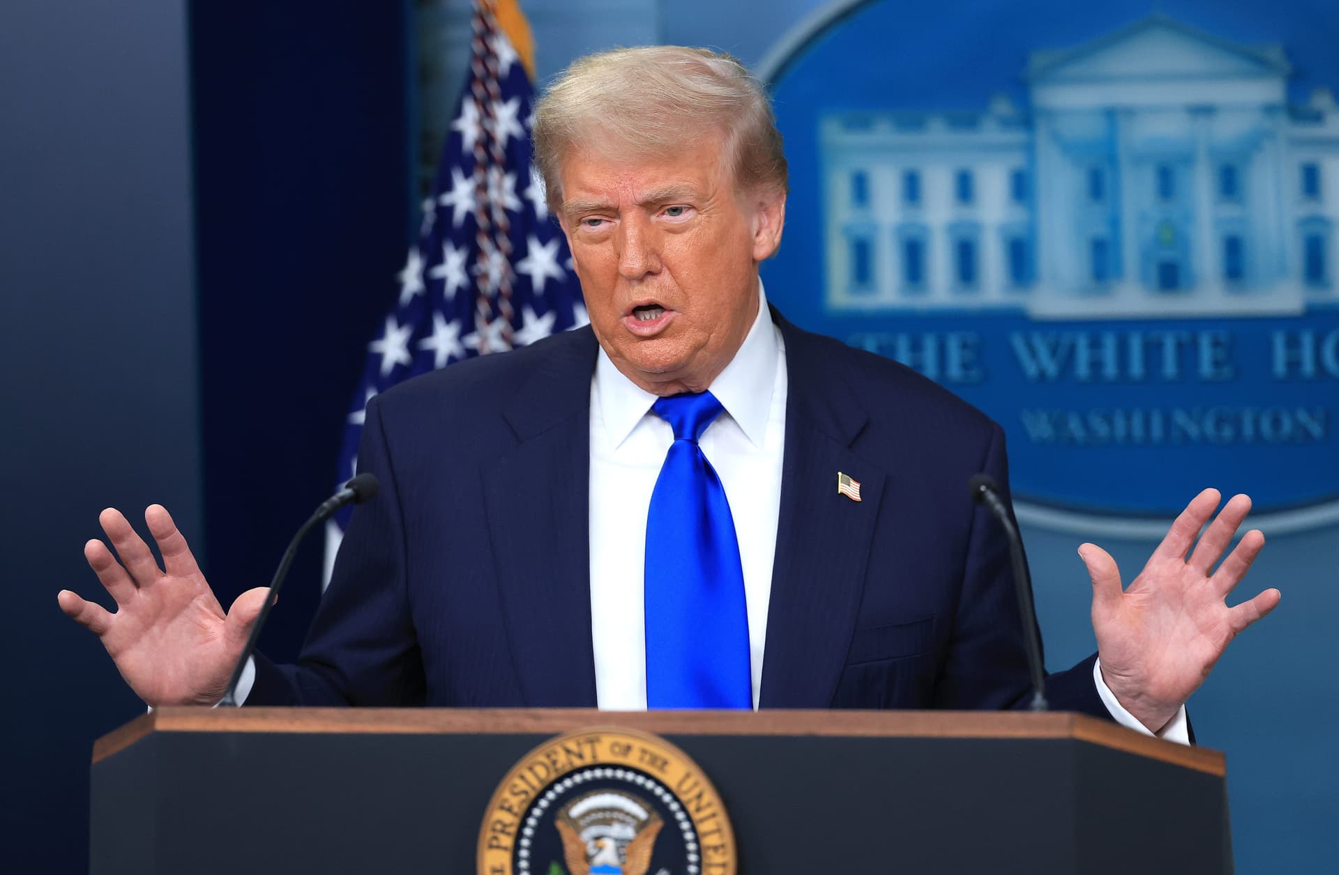 Presidente Trump anuncia investimento de $8.9 bilhões na Intel durante coletiva na Casa Branca. Reprodução: Business Insider