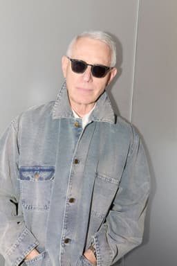 Guy Trebay, jornalista do NYT Styles, posa vestindo Prada. Legenda da imagem. Reprodução: Retorno do item 11