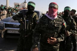 Palestinos retornam a Gaza durante cessar-fogo, em meio à devastação. Legenda da imagem. Reprodução: Retorno do item 11