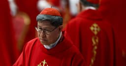 Cardeal Tagle se destaca por seu sorriso contagiante e carisma. Reprodução: Reuters
