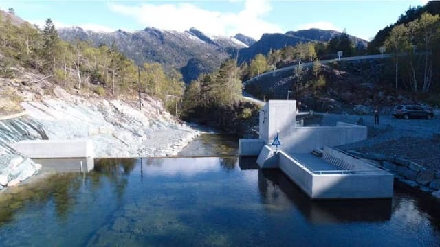 Barragem Rizevatnet na Noruega sofreu ataque hacker que abriu válvula, resultando em 500 litros de água vazando por segundo. Reprodução: TechSpot