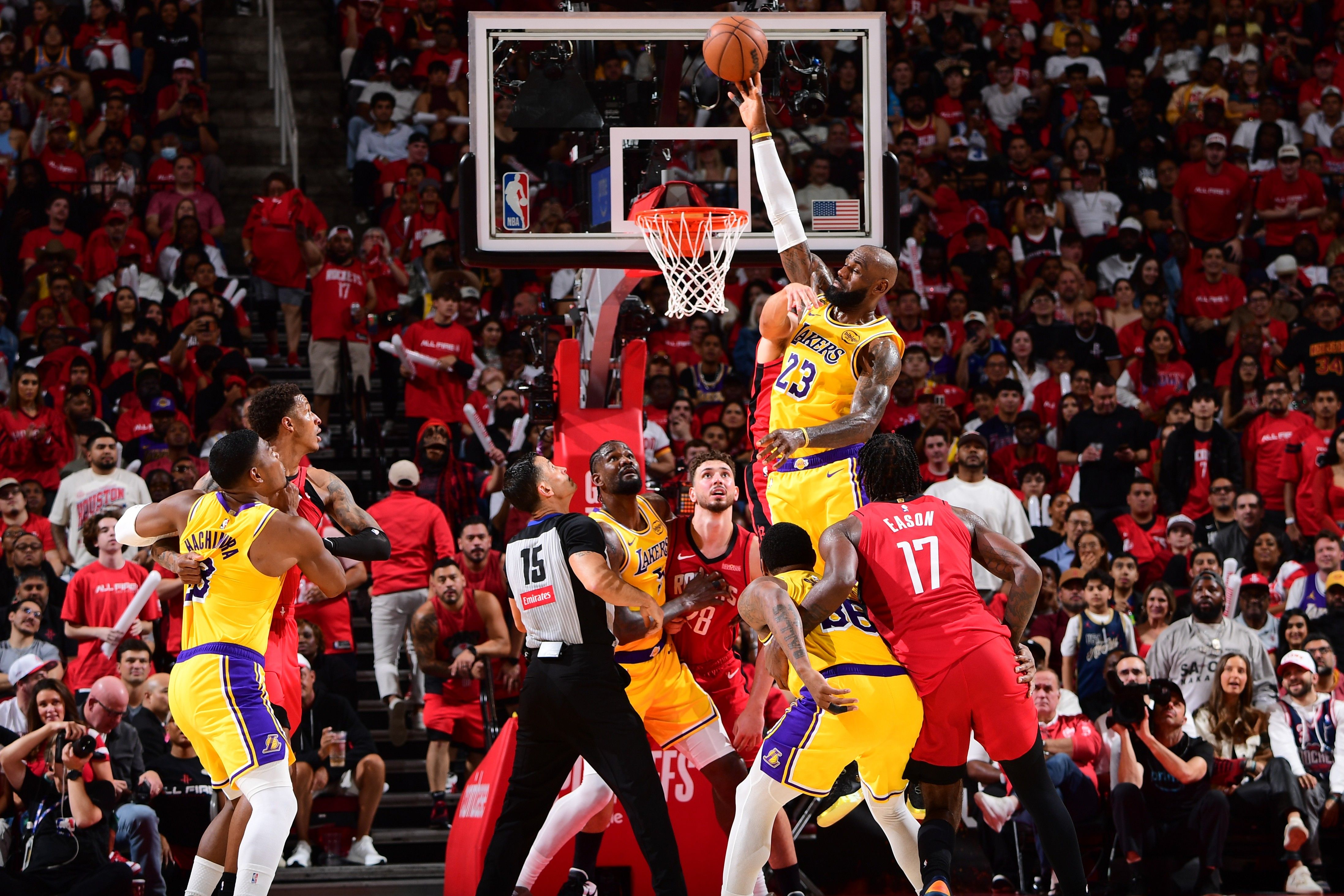 Liderados por LeBron, Lakers vencem Rockets na prorrogação nos playoffs da NBA. Reprodução: Ge