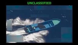 Captura de vídeo divulgada por Pete Hegseth mostra ataque das forças americanas a embarcação no Pacífico Oriental, com duas mortes. Legenda da imagem. Reprodução: Retorno do item 11