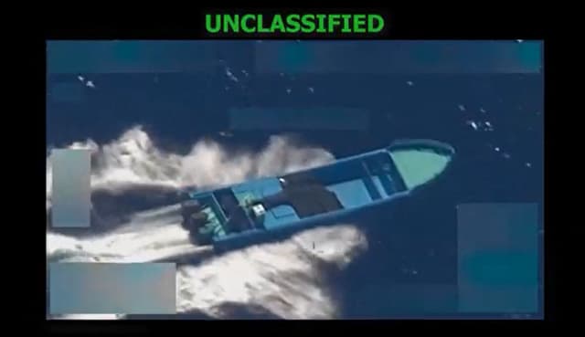 Captura de vídeo divulgada por Pete Hegseth mostra ataque das forças americanas a embarcação no Pacífico Oriental, com duas mortes. Legenda da imagem. Reprodução: Retorno do item 11